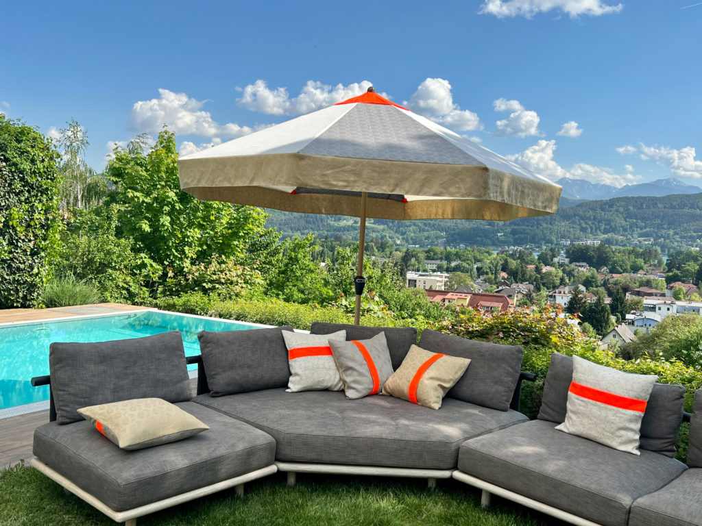 Premium Design-Sonnenschirm von am punkt mit Outdoor-Kissen auf moderner Terrasse